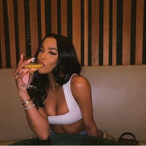 Meet your Posher, Nia